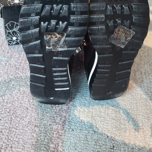 Sneakers - Picture 4 of 4